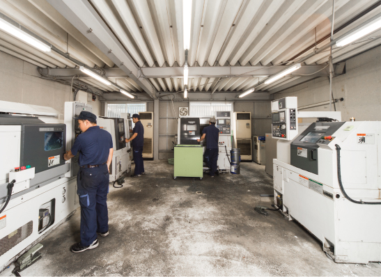 大量生産向けに配置された機械